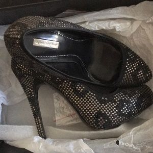 Report Signature shoes in size 7 1/2